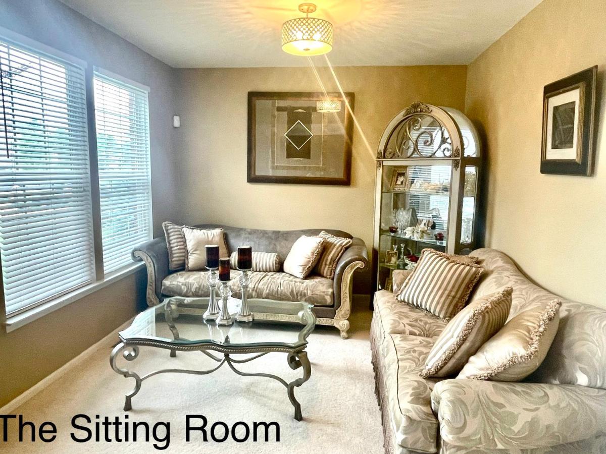 Beautiful, Spacious 6 Beds, 6 Bath with Theater room and Hot Tub - Housity