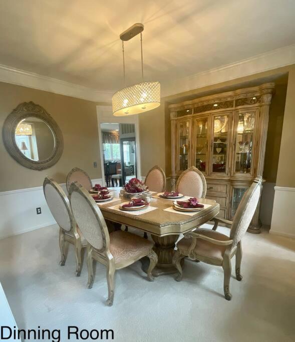 Beautiful, Spacious 6 Beds, 6 Bath with Theater room and Hot Tub - Housity