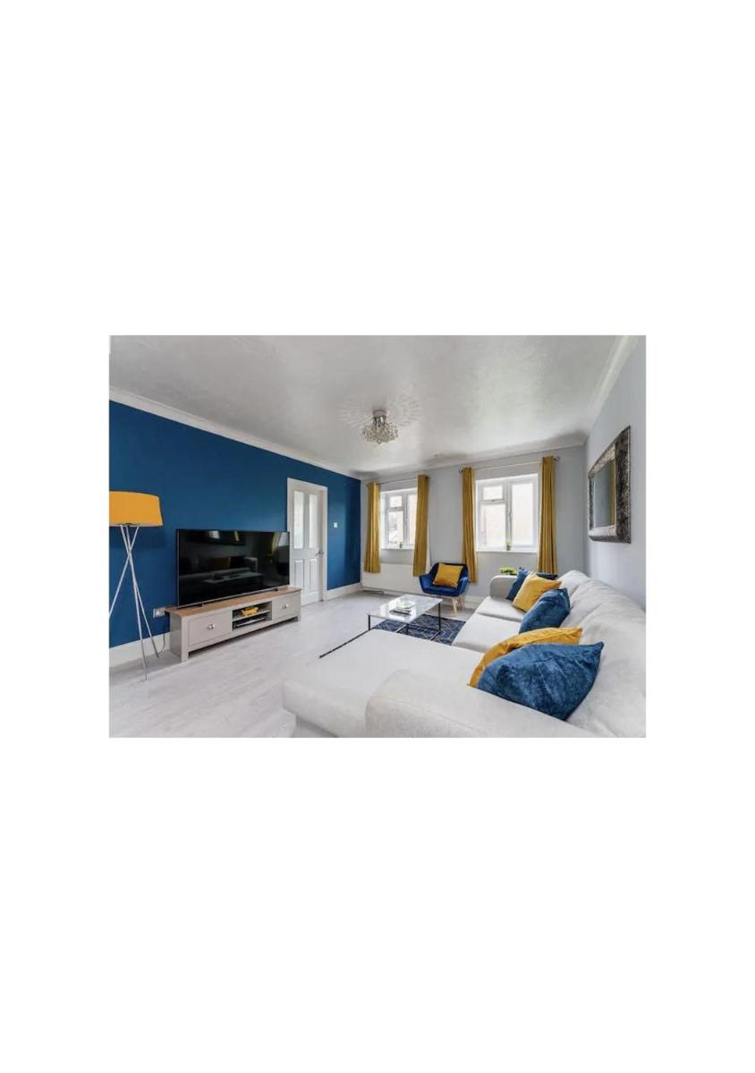 Charming 4-Bedroom House with Garden - Housity