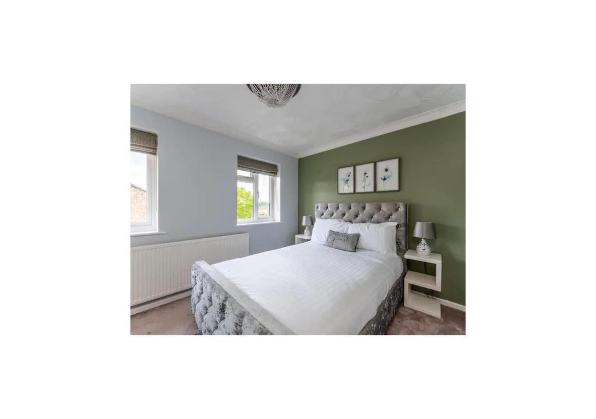 Charming 4-Bedroom House with Garden - Housity