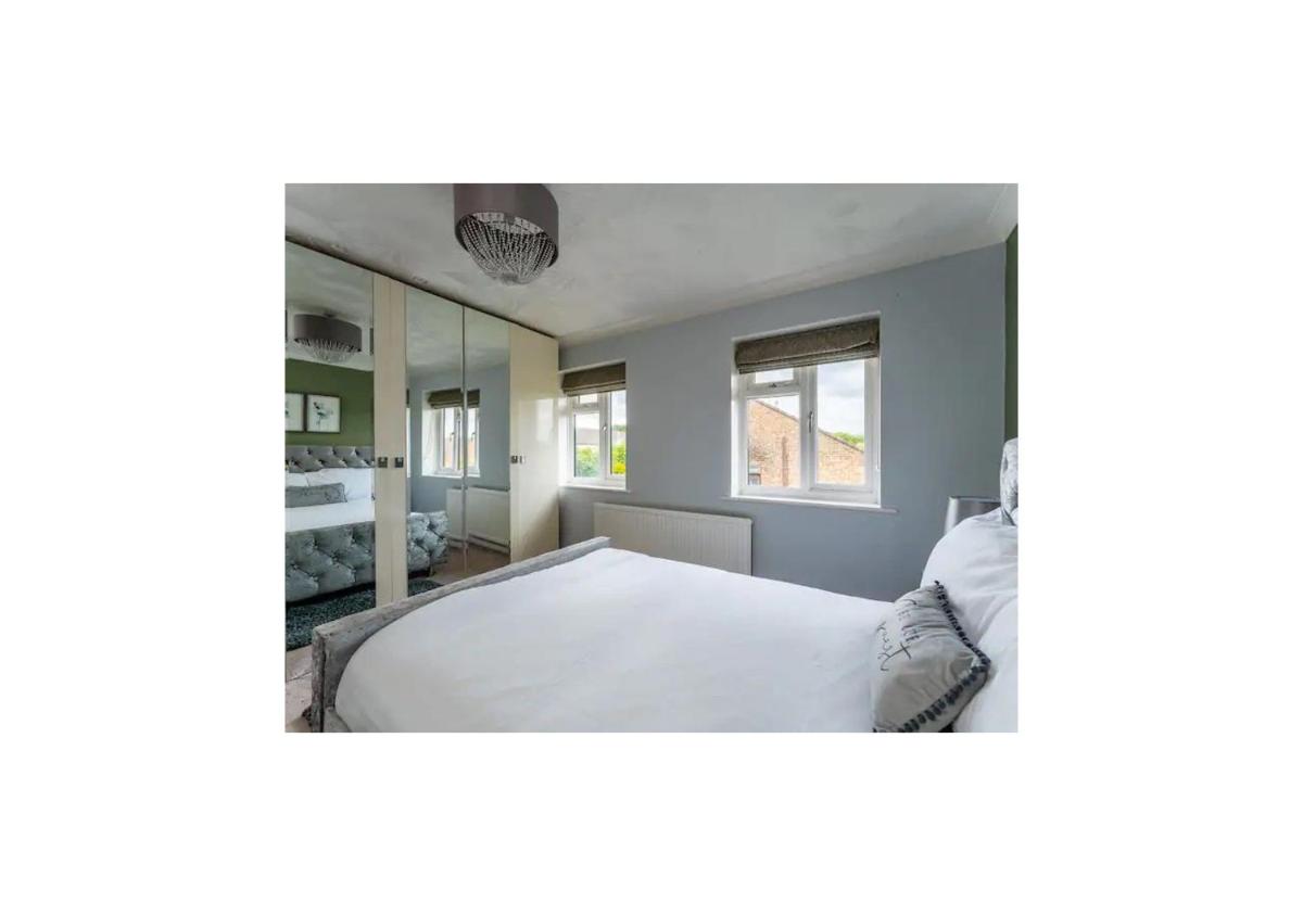 Charming 4-Bedroom House with Garden - Housity