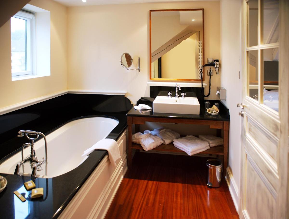 Salle de bains dans l'établissement Hôtel Beau Rivage