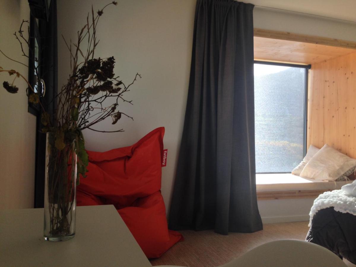 una sala de estar con un jarrón sobre una mesa y una ventana en Hotel Terra Bonansa, en Bonansa