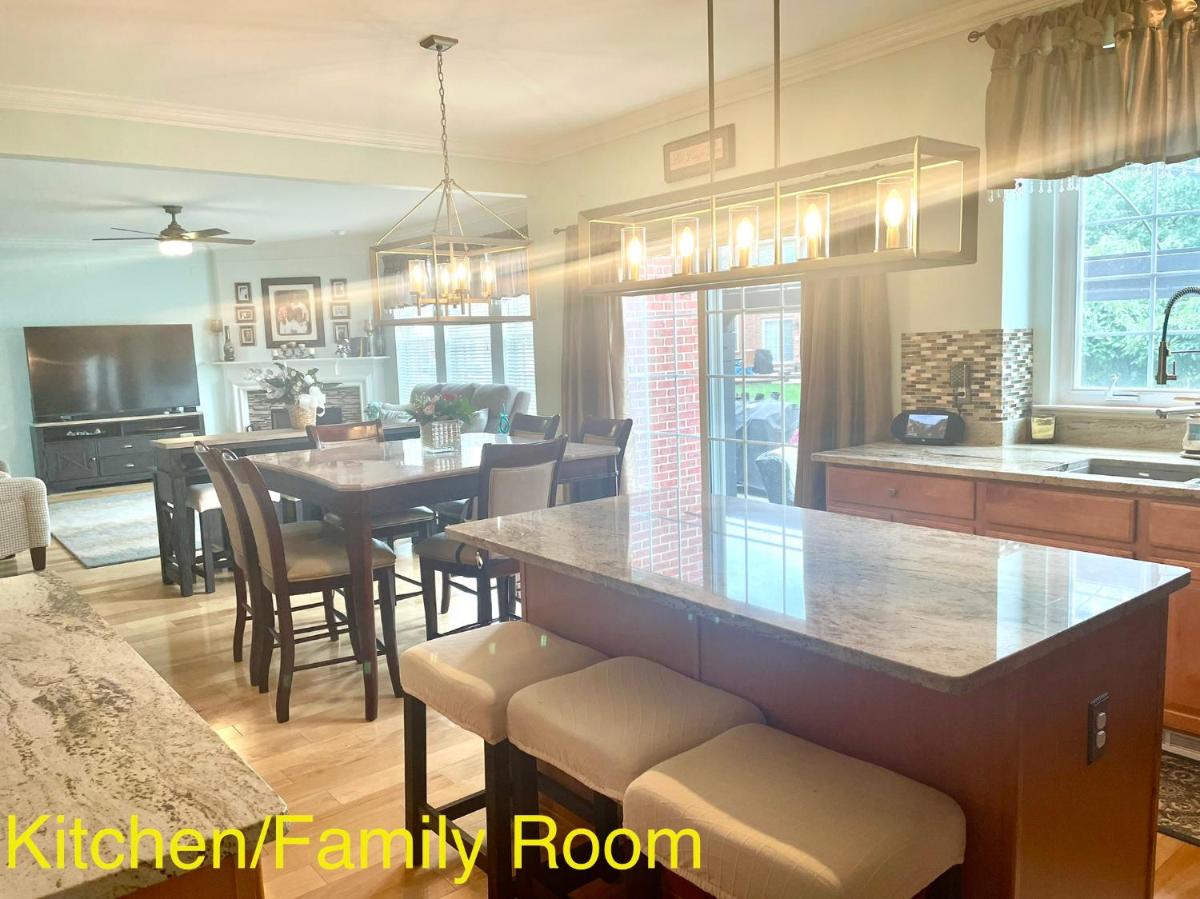 Beautiful, Spacious 6 Beds, 6 Bath with Theater room and Hot Tub - Housity