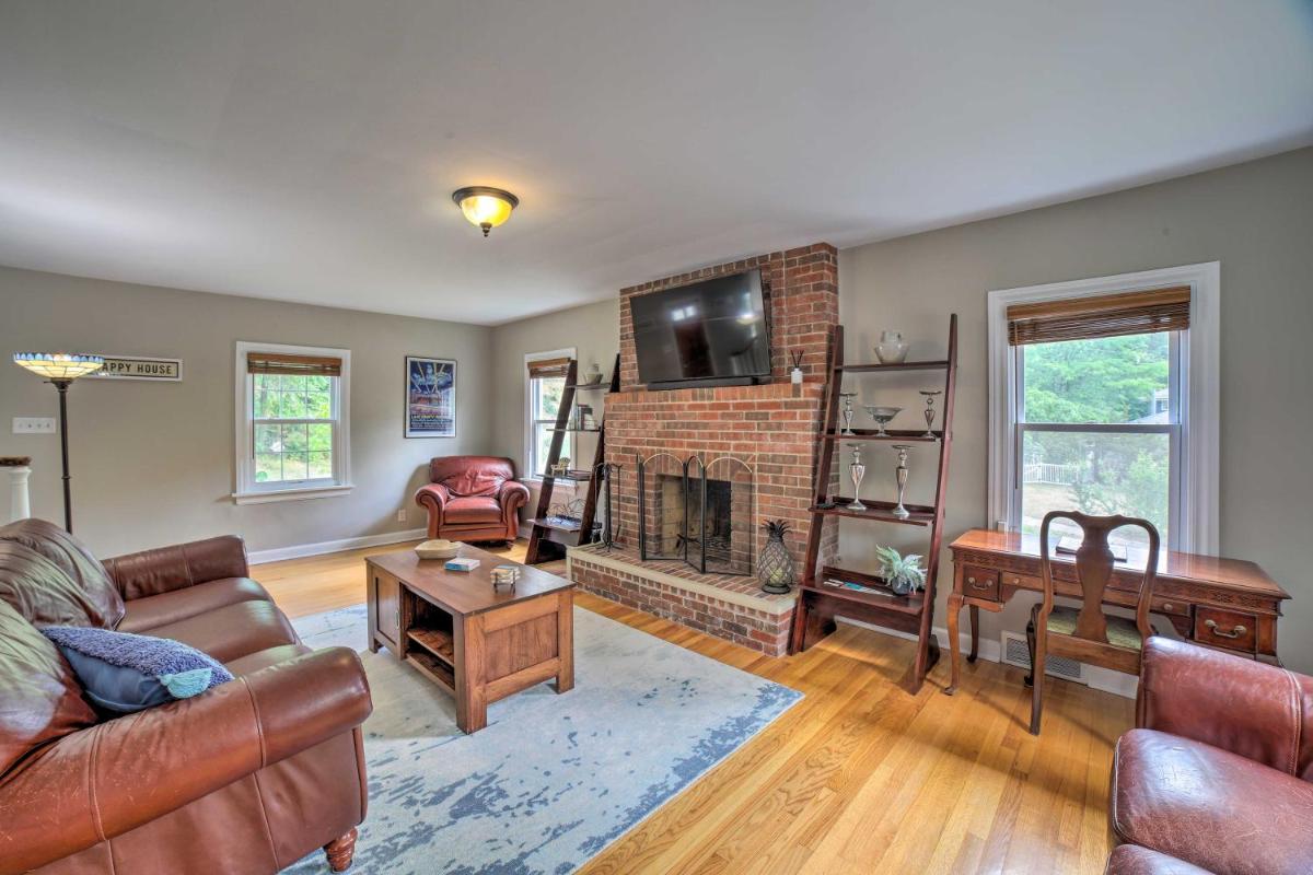 Pet-Friendly Lake Getaway 1 Block to Beach! - Housity