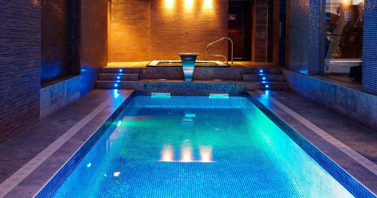 una gran piscina con bañera y lavabo en Hotel Acacias Suites & Spa, en Lloret de Mar