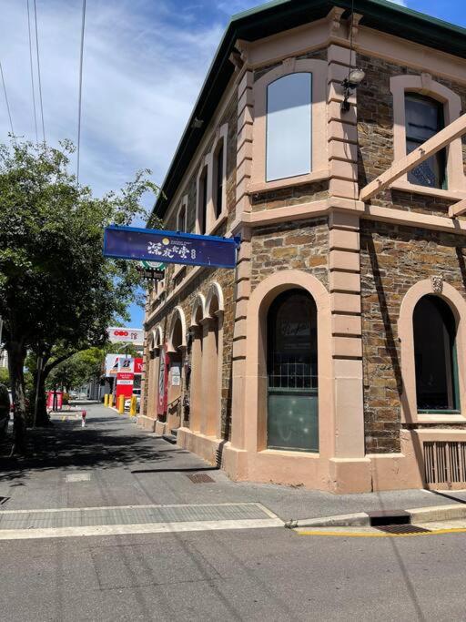 435/247 gouger st. ex hotel room in the city - Housity