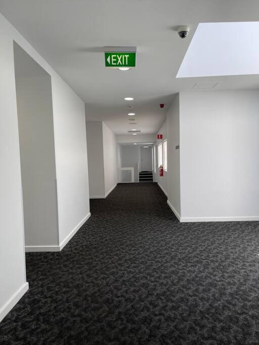 435/247 gouger st. ex hotel room in the city - Housity