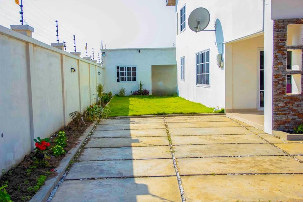 Lovely 4 Bedroom Solar Powered House with CCTV and Unlimited WiFi near Devtraco Court Community 25 Tema - Housity