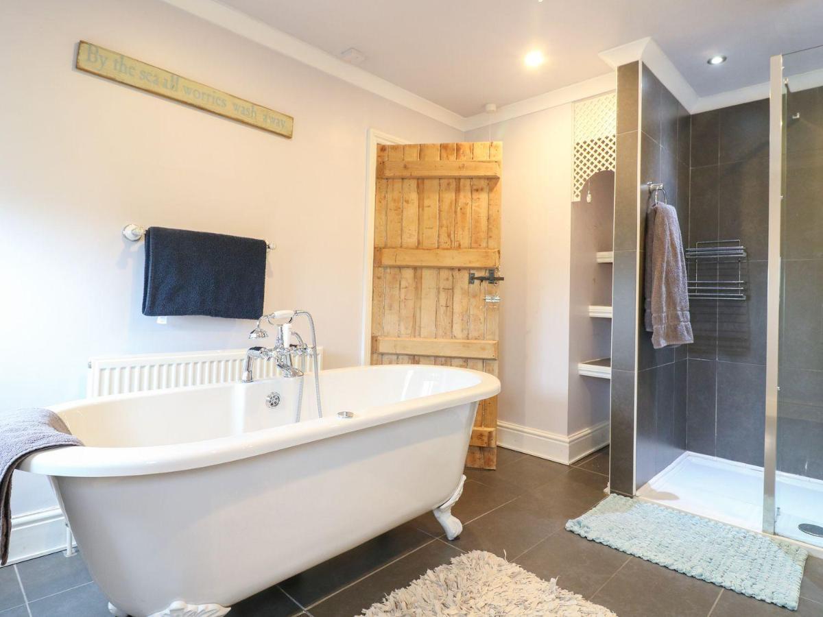 Cute Remarkable quirky 2 Bed House in Derby - Housity