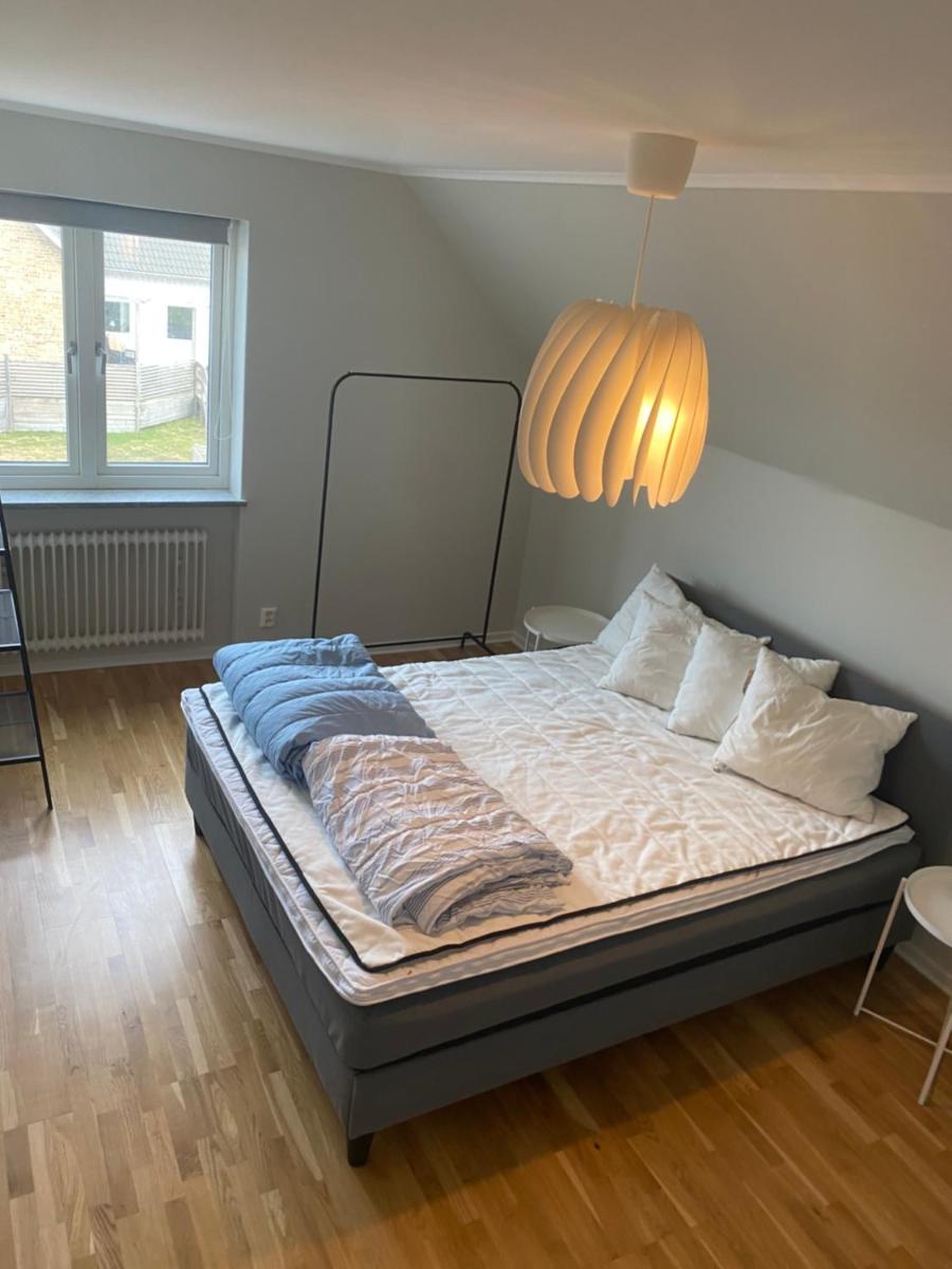 300 m till Skrea Strand och nära till centrum - Housity