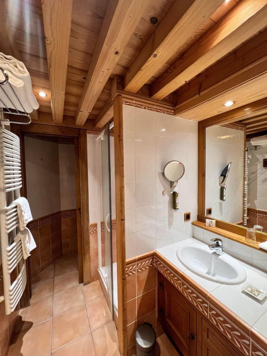 Salle de bains dans l'établissement Hôtel-Restaurant Les Bas-Rupts, Singuliers Hôtel