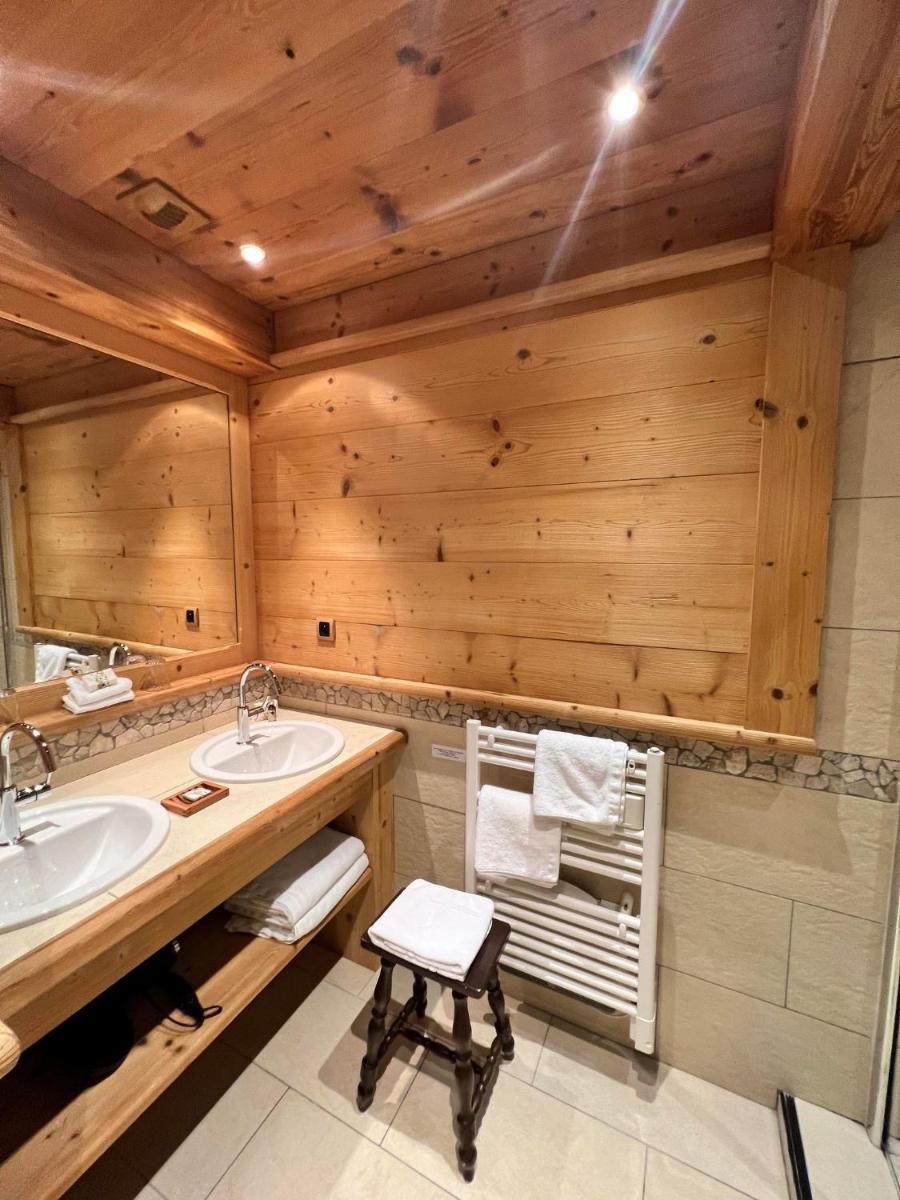 Salle de bains dans l'établissement Hôtel-Restaurant Les Bas-Rupts, Singuliers Hôtel