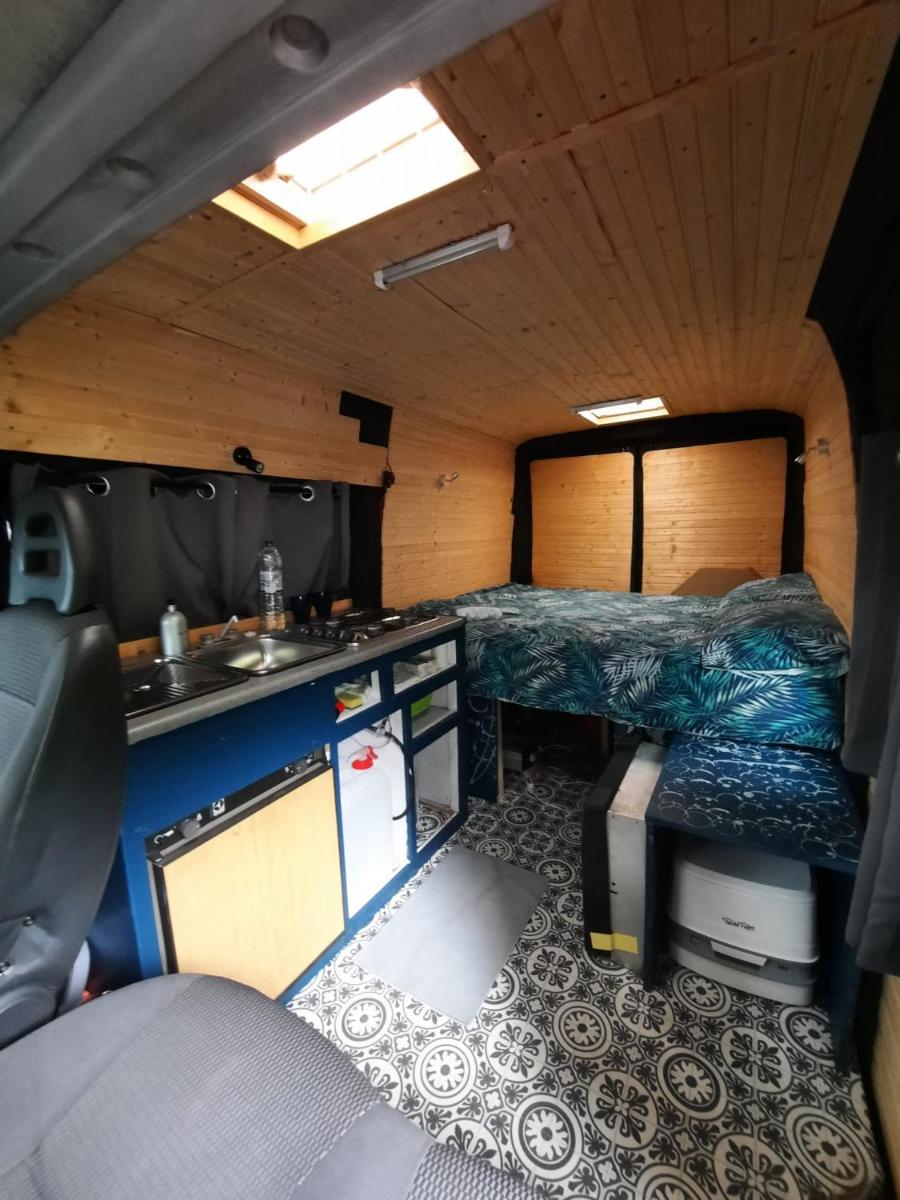 Double bed in a campervan - Housity