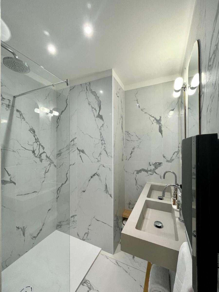 Salle de bains dans l'établissement Villa Elisa M