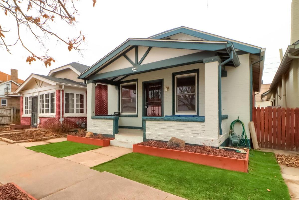 Cozy 2 Bedroom Bungalow in the Heart of Denver! - Housity