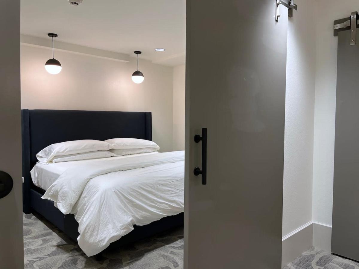 The Thomas Hotel - Garden Suite 2-Bedroom - 01 - Housity