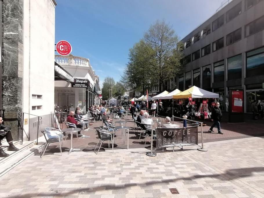 Swanky Pad-free carpark. E-Car charger. Train Station 2m Walking - Housity