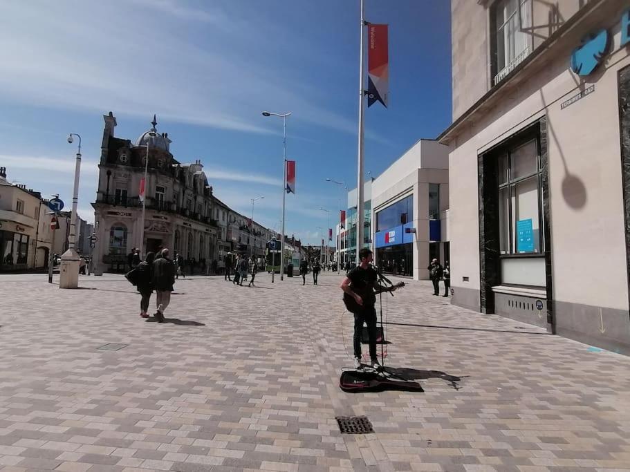 Swanky Pad-free carpark. E-Car charger. Train Station 2m Walking - Hizvo