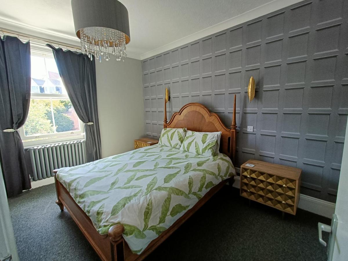 SWISH **** Free carpark **** Train Station 2 mins - Housity