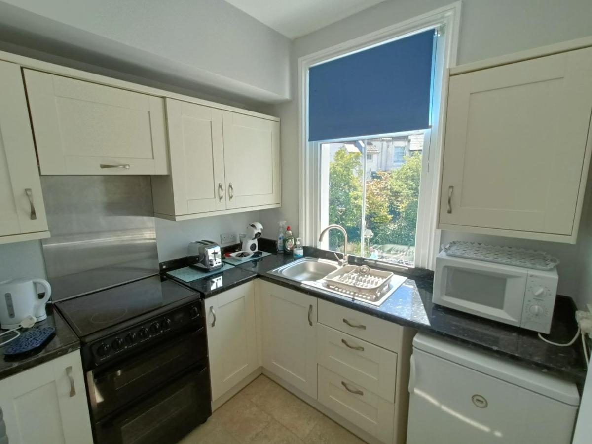 SWISH **** Free carpark **** Train Station 2 mins - Housity