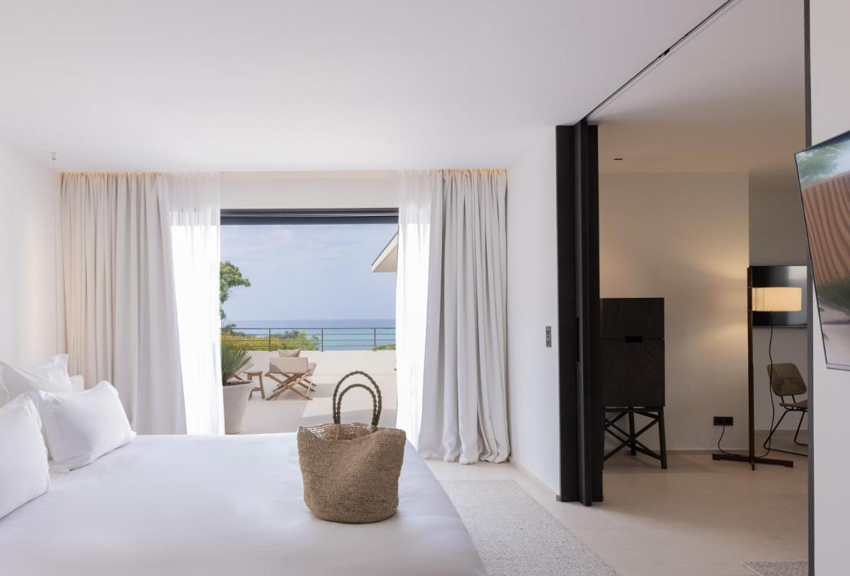 une chambre avec un grand lit et vue sur l'océan dans l'établissement Casa Paradisu, à LʼÎle-Rousse 83 autres photos