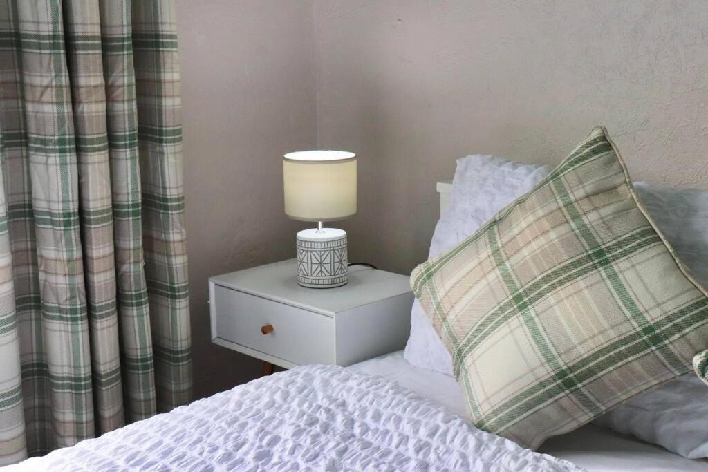 Home Away From Home - 2 Bed FREE Parking & Wifi - Housity