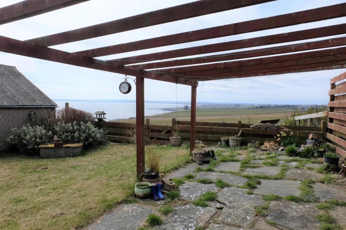 Fabulous location with sea and castle view - NC500 - Housity