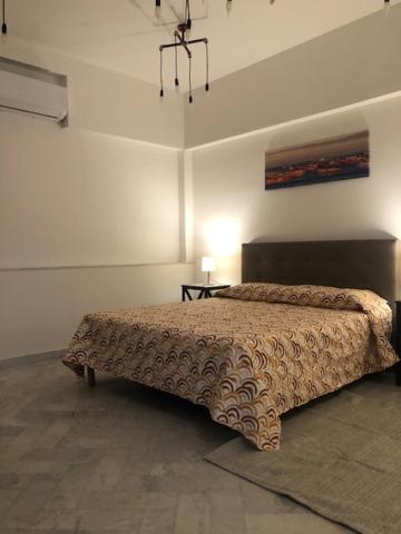 Hipponion Suite Red - Housity