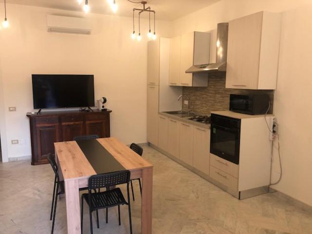 Hipponion Suite Red - Housity