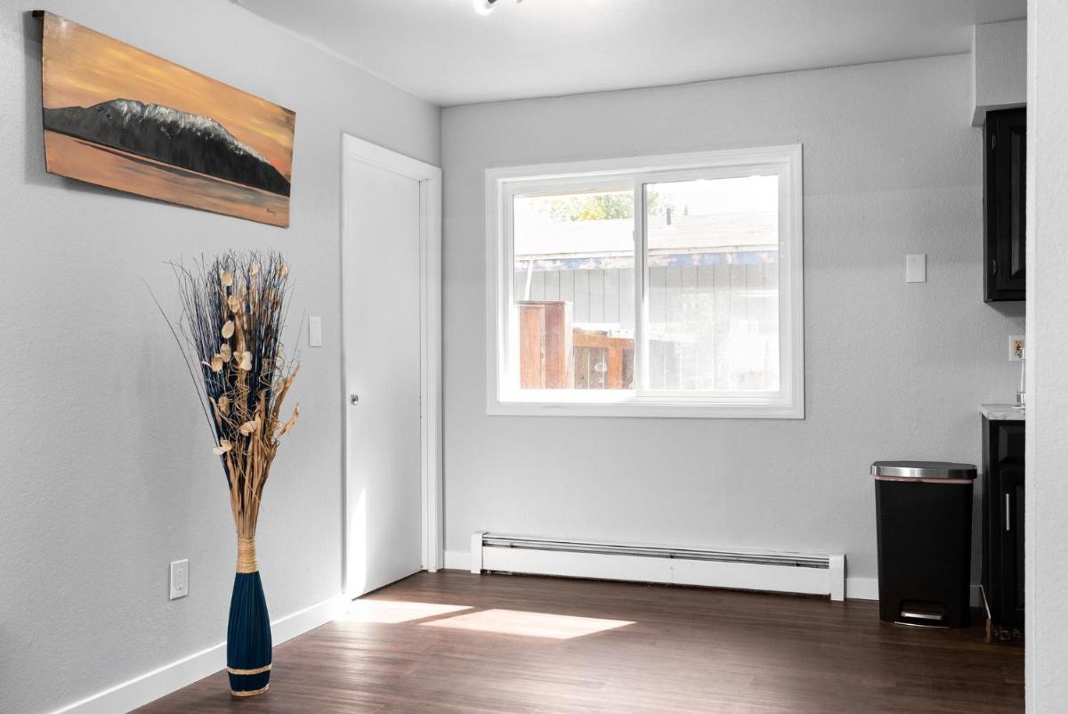 Peaks of Alaska - Minimalist Home & Art Gallery - Housity