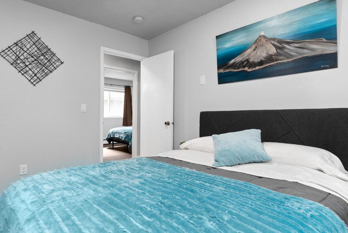 Peaks of Alaska - Minimalist Home & Art Gallery - Housity