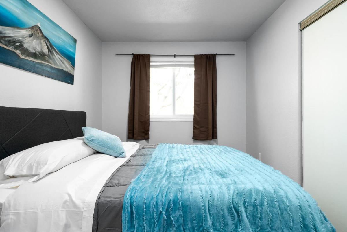 Peaks of Alaska - Minimalist Home & Art Gallery - Housity