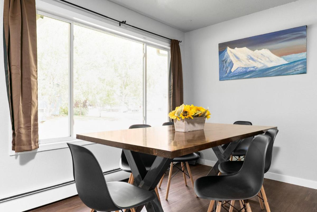 Peaks of Alaska - Minimalist Home & Art Gallery - Housity