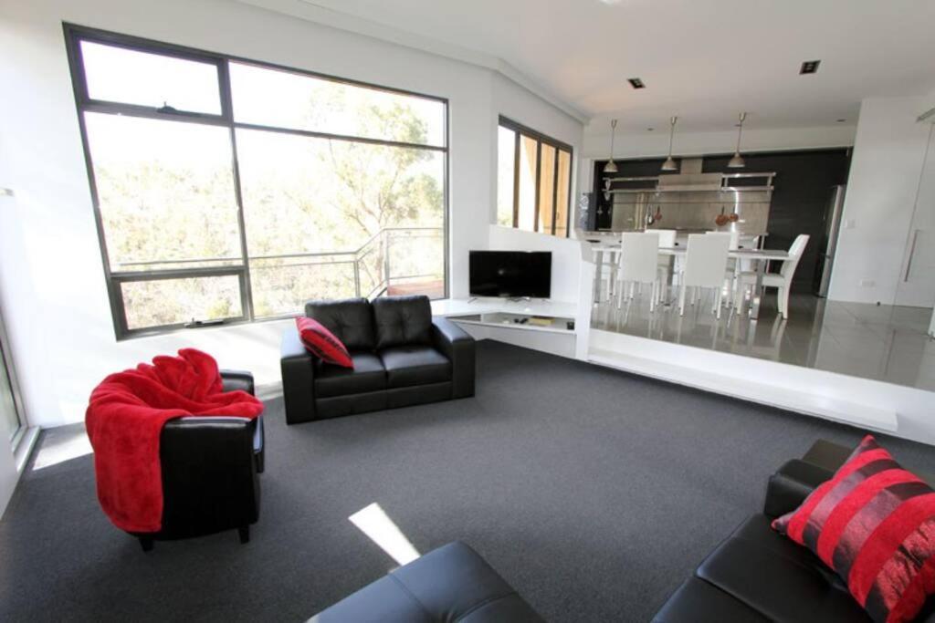 Luxurious, Tranquil and Private - Housity