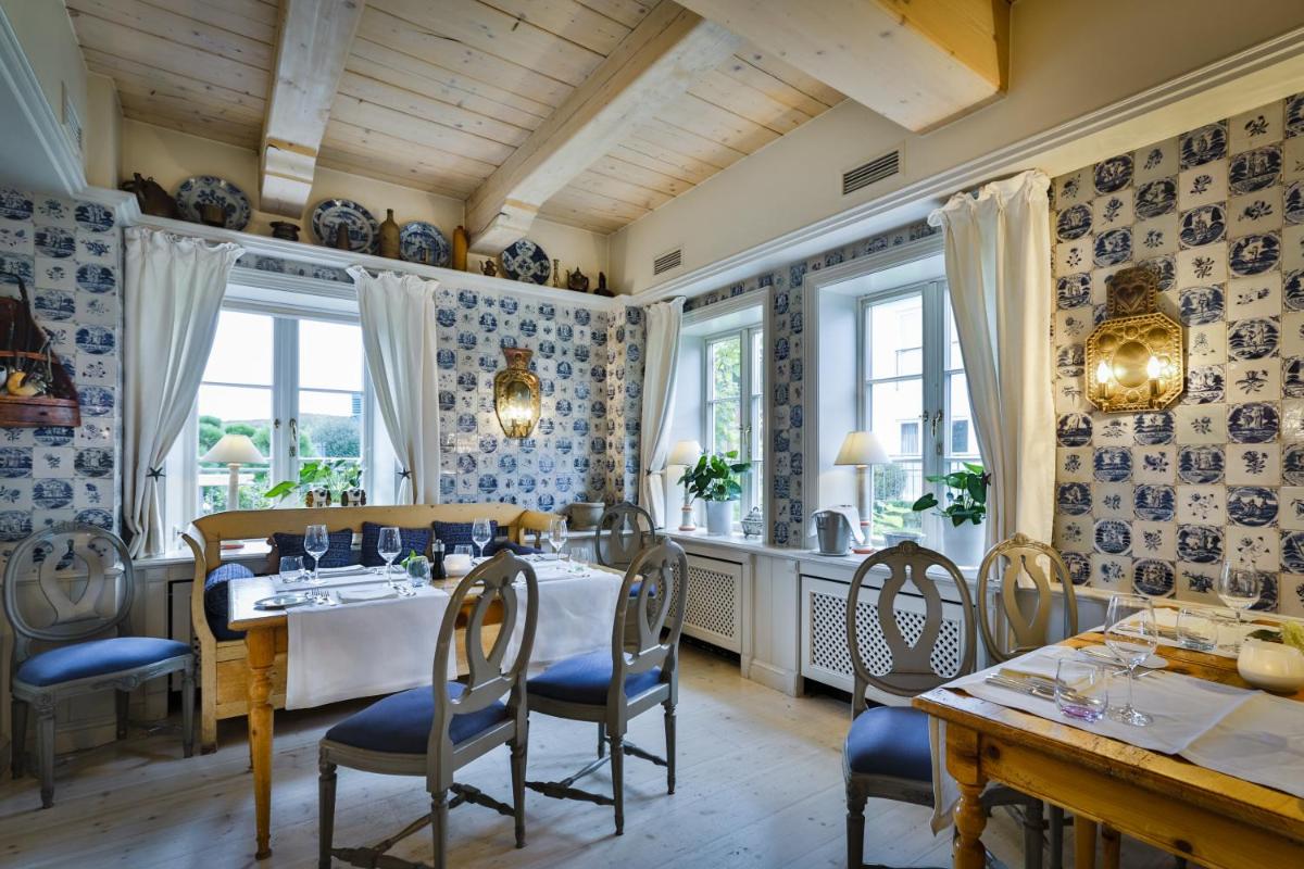 ein Esszimmer mit Tisch und Stühlen in der Unterkunft Hotel Fährhaus in Munkmarsch