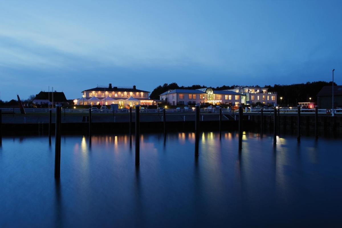 Aussicht auf einen Hafen in der Nacht mit Gebäuden in der Unterkunft Hotel Fährhaus in Munkmarsch
