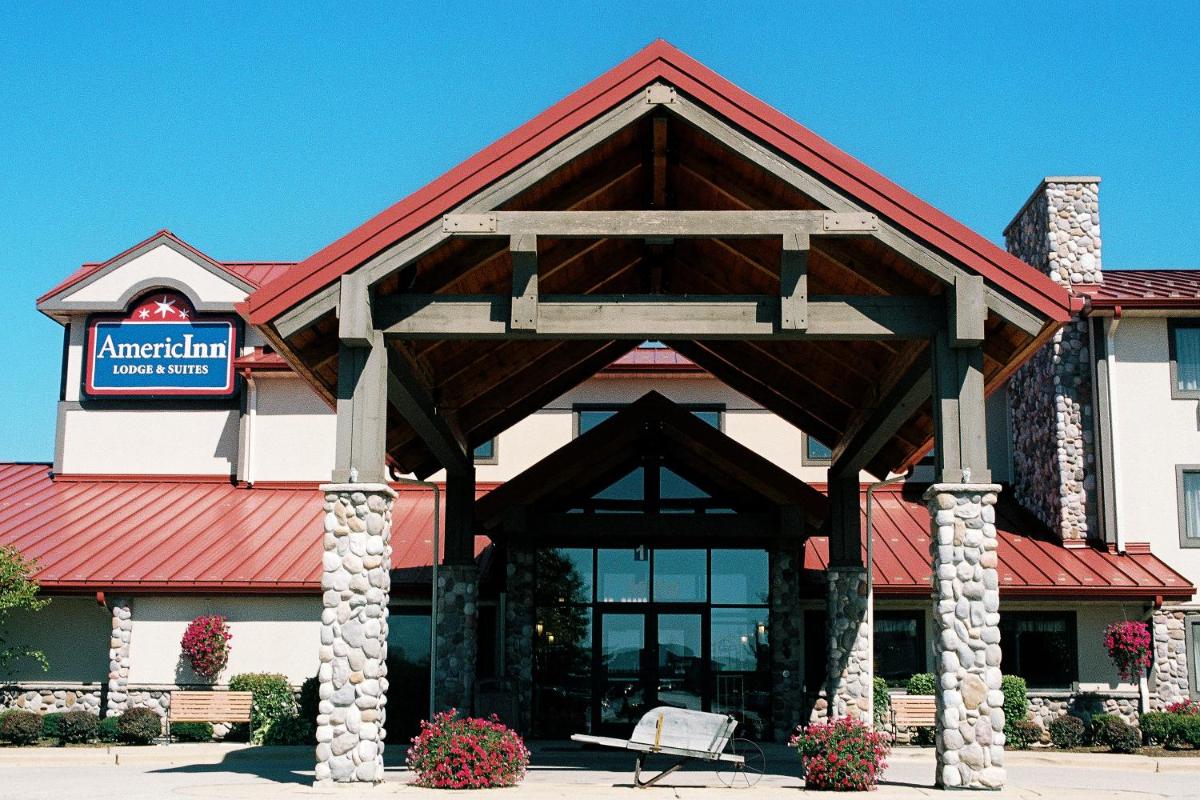 AmericInn by Wyndham Oswego - Housity