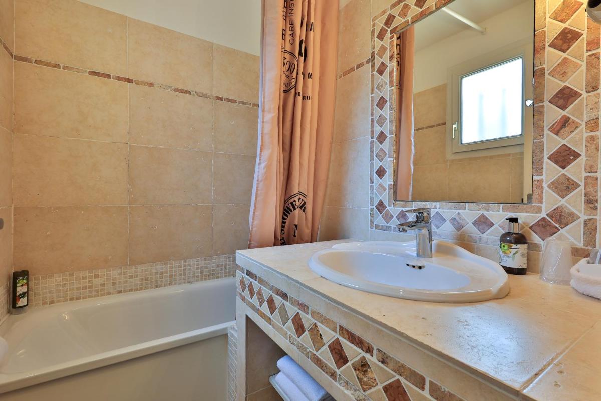 Salle de bains dans l'établissement Logis Hôtel & Spa Déjeunez Sous L'Arbre