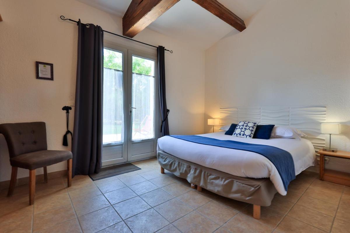Un ou plusieurs lits dans un hébergement de l'établissement Logis Hôtel & Spa Déjeunez Sous L'Arbre