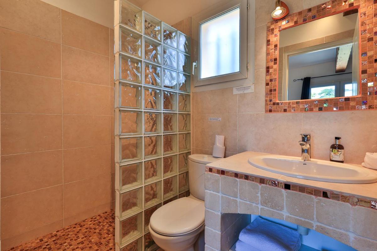 Salle de bains dans l'établissement Logis Hôtel & Spa Déjeunez Sous L'Arbre