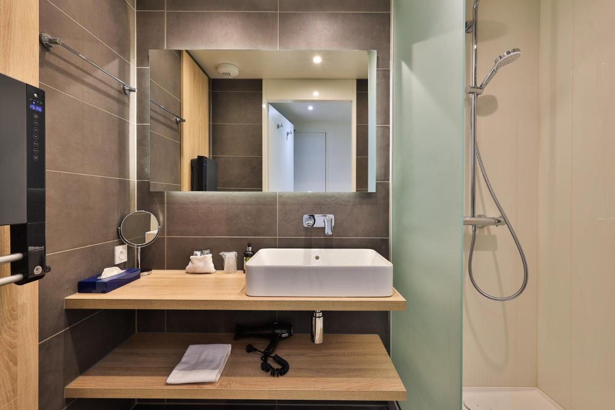 Salle de bains dans l'établissement Logis Hôtel & Spa Déjeunez Sous L'Arbre