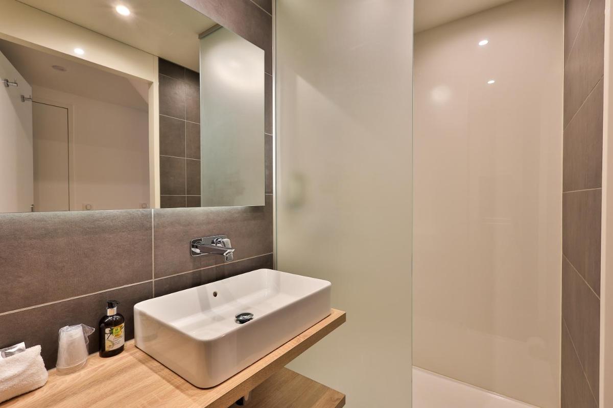 Salle de bains dans l'établissement Logis Hôtel & Spa Déjeunez Sous L'Arbre