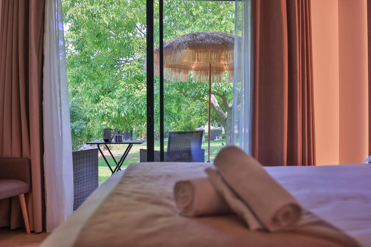 Un ou plusieurs lits dans un hébergement de l'établissement Logis Hôtel & Spa Déjeunez Sous L'Arbre
