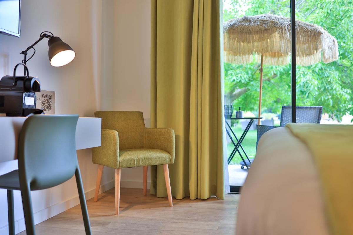 Coin salon dans l'établissement Logis Hôtel & Spa Déjeunez Sous L'Arbre