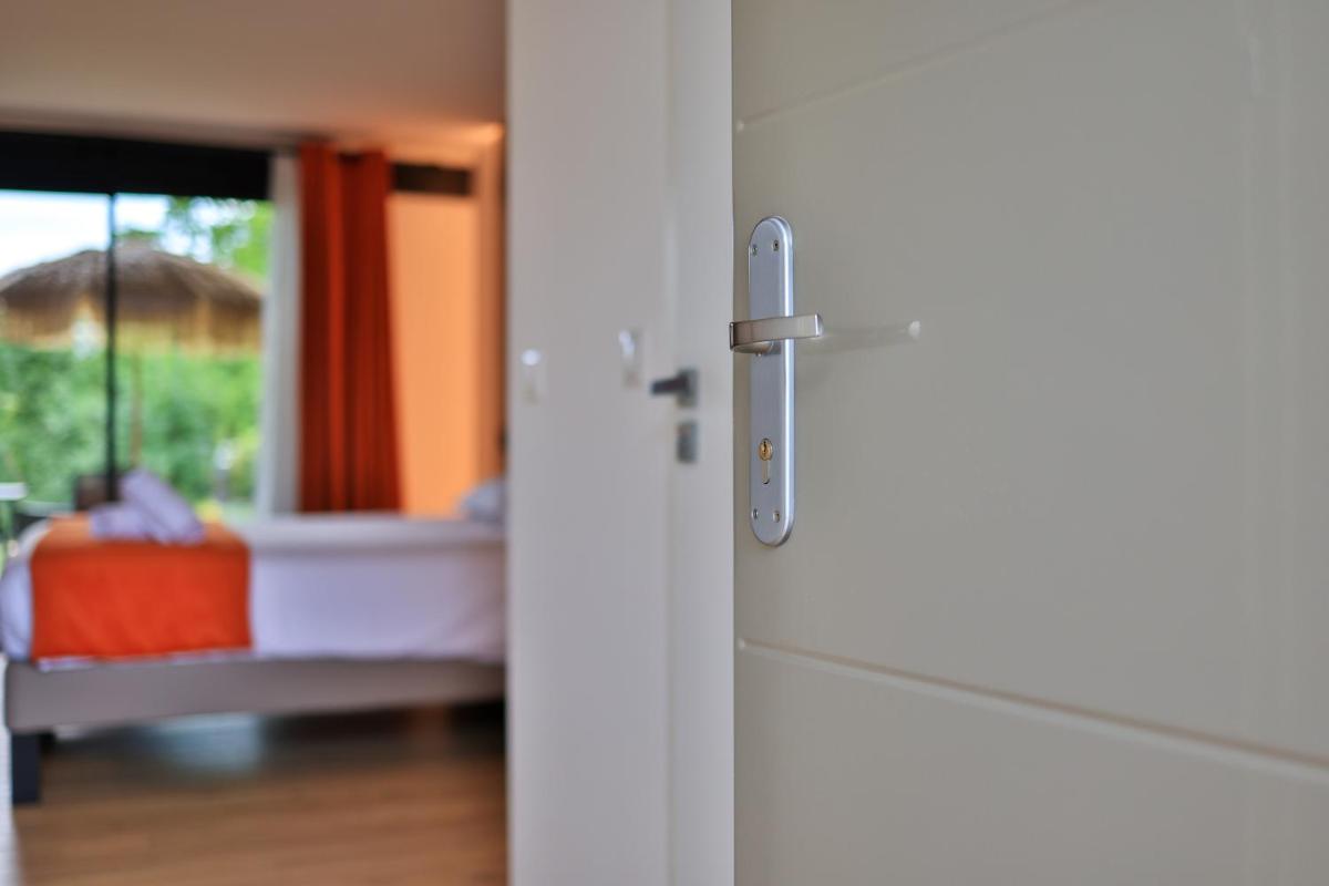 Un ou plusieurs lits dans un hébergement de l'établissement Logis Hôtel & Spa Déjeunez Sous L'Arbre