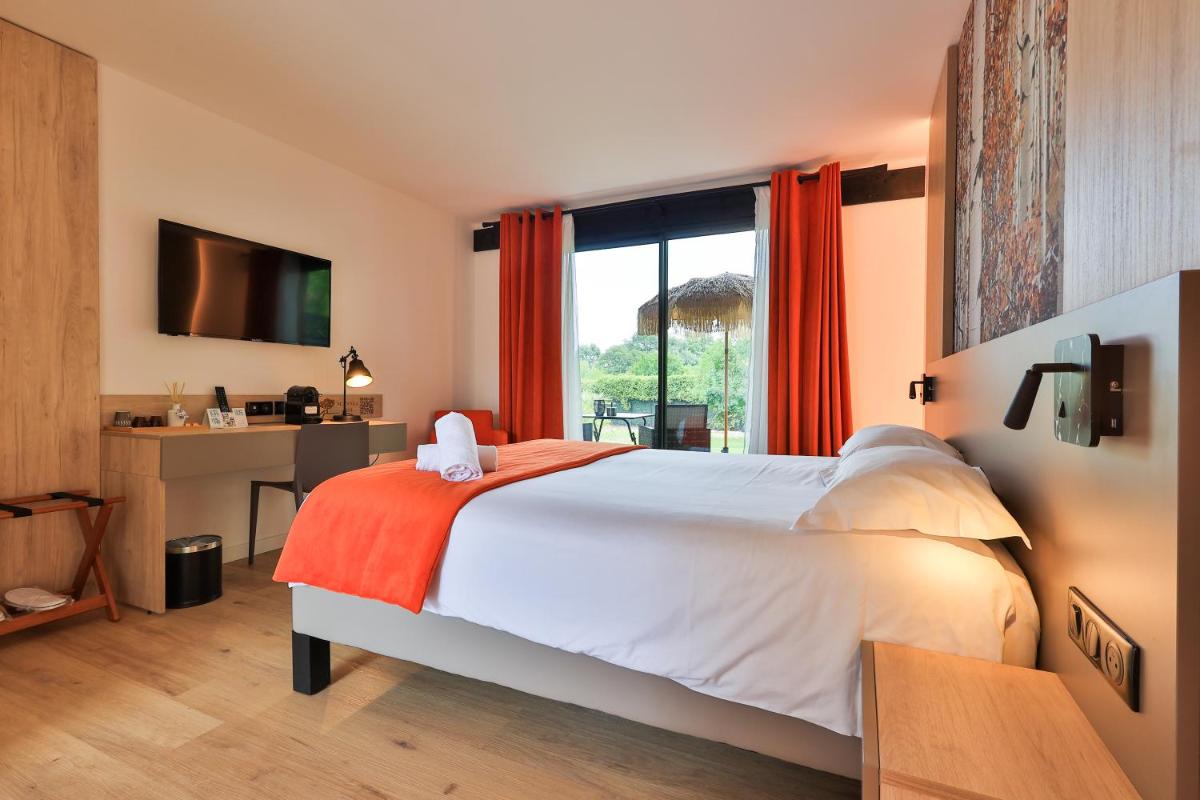 Un ou plusieurs lits dans un hébergement de l'établissement Logis Hôtel & Spa Déjeunez Sous L'Arbre
