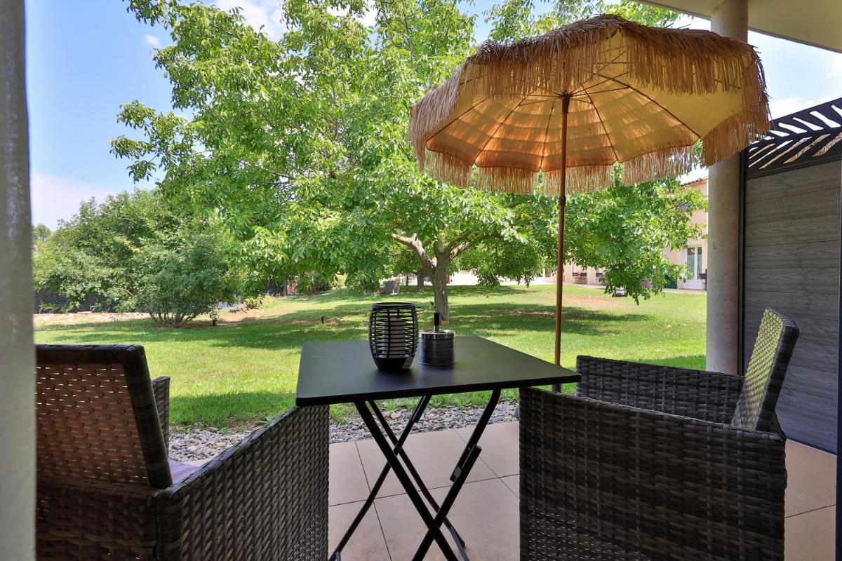 Jardin de l'établissement Logis Hôtel & Spa Déjeunez Sous L'Arbre