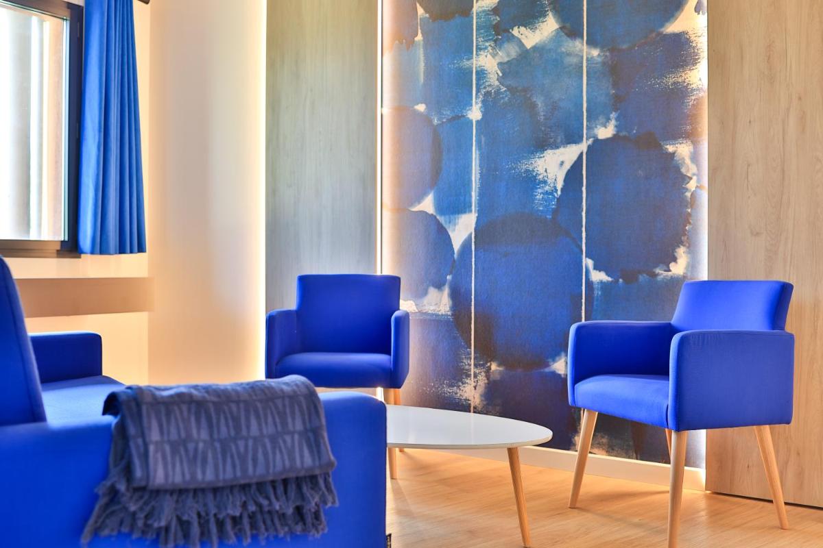 Coin salon dans l'établissement Logis Hôtel & Spa Déjeunez Sous L'Arbre