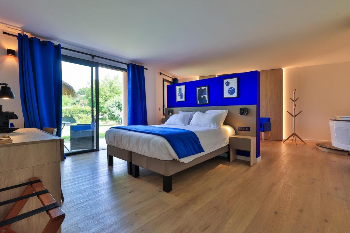 Un ou plusieurs lits dans un hébergement de l'établissement Logis Hôtel & Spa Déjeunez Sous L'Arbre
